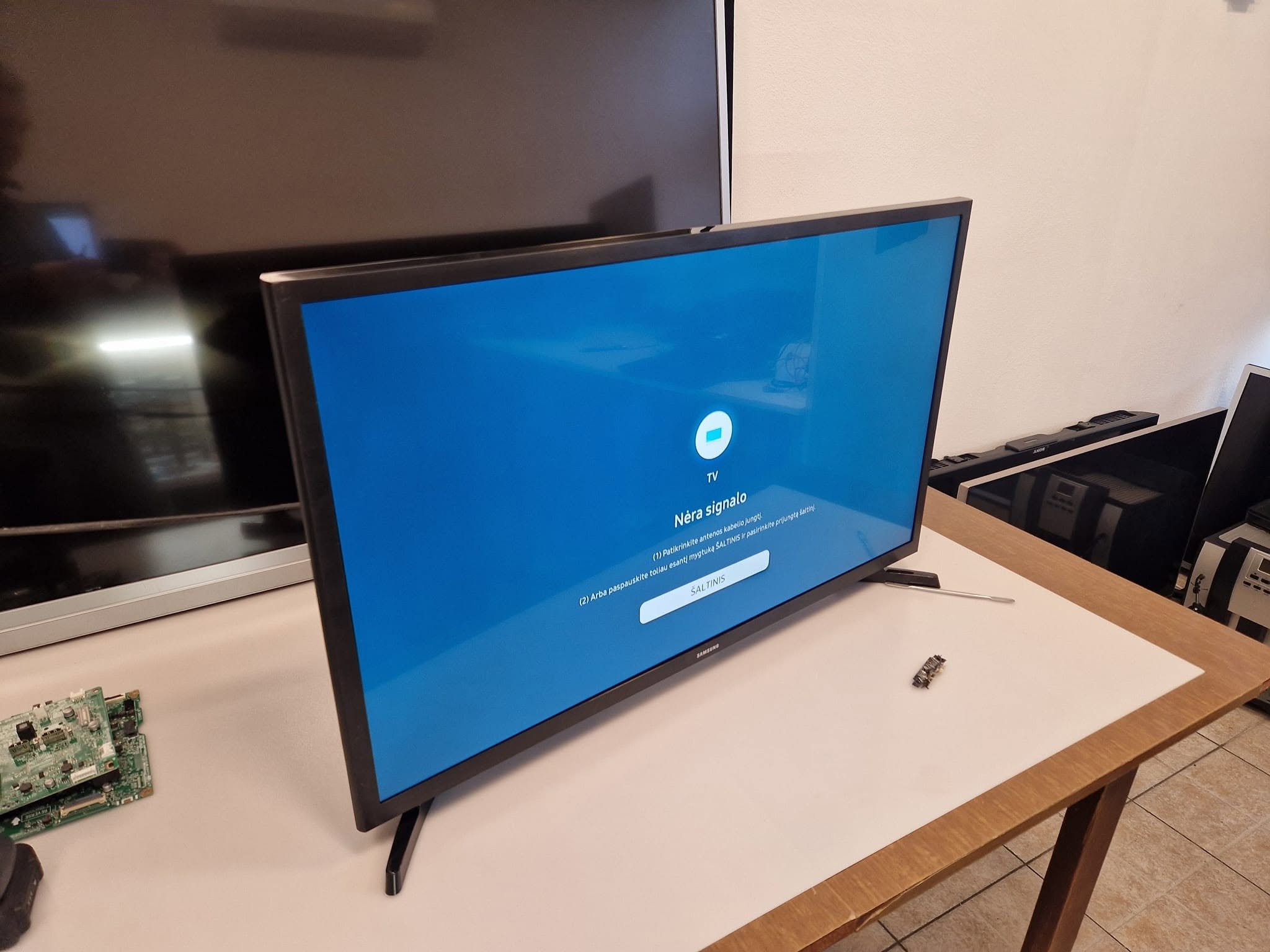 Televizorius su išlaužtu CI moduliu – nuotrauka 5