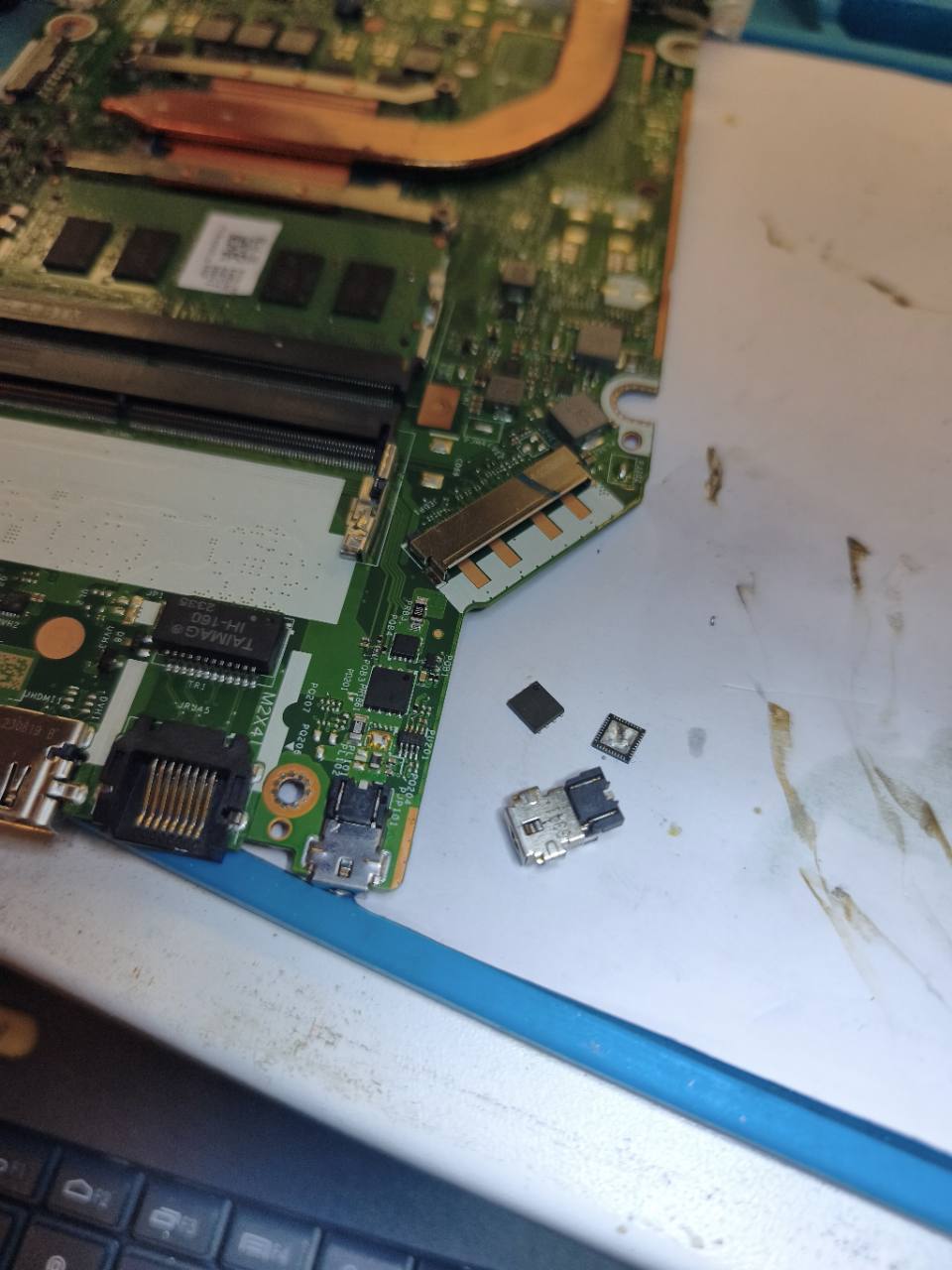 Acer Extensa 15 maitinimo grandinės remonto vieta ir pašalinti komponentai