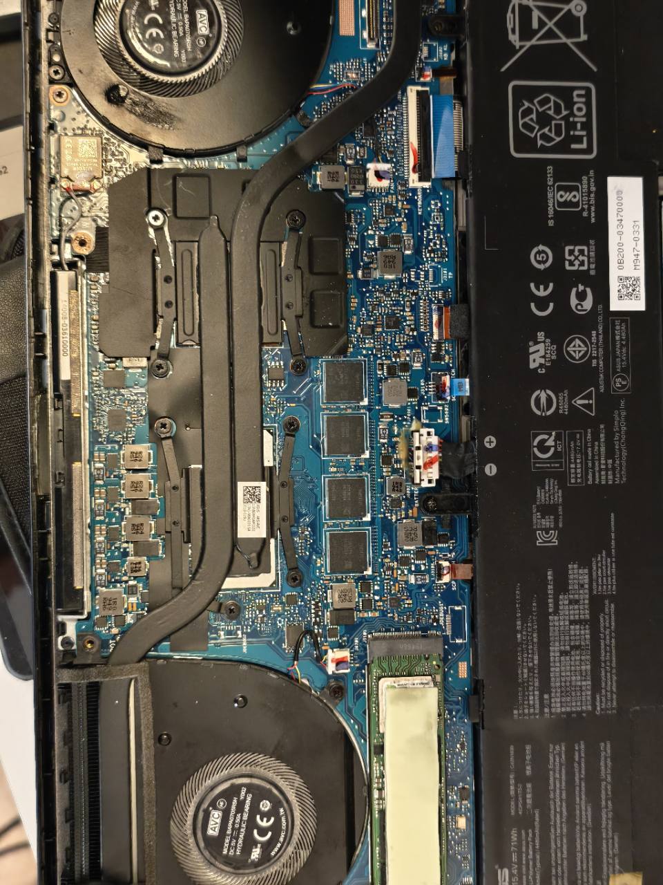 ASUS UX534F pagrindinė plokštė ir aušinimo sistema