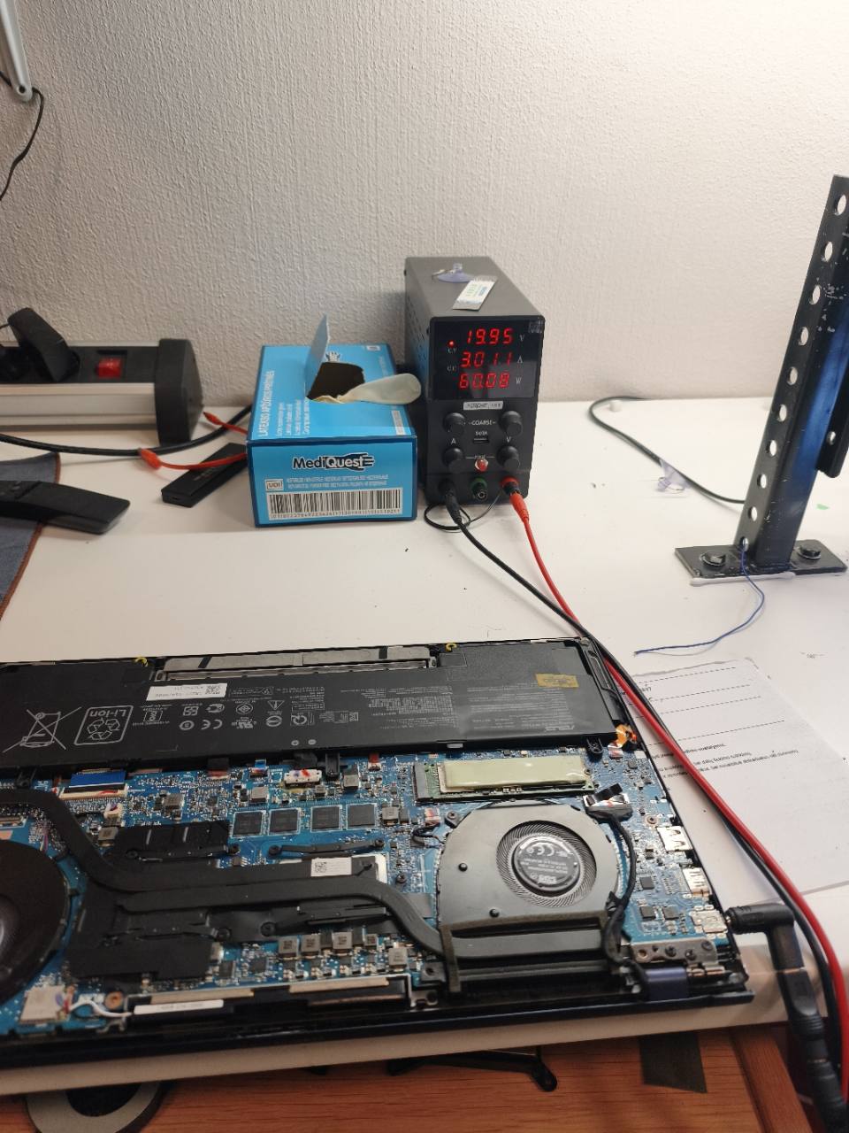 ASUS UX534F patikra su laboratoriniu maitinimo šaltiniu