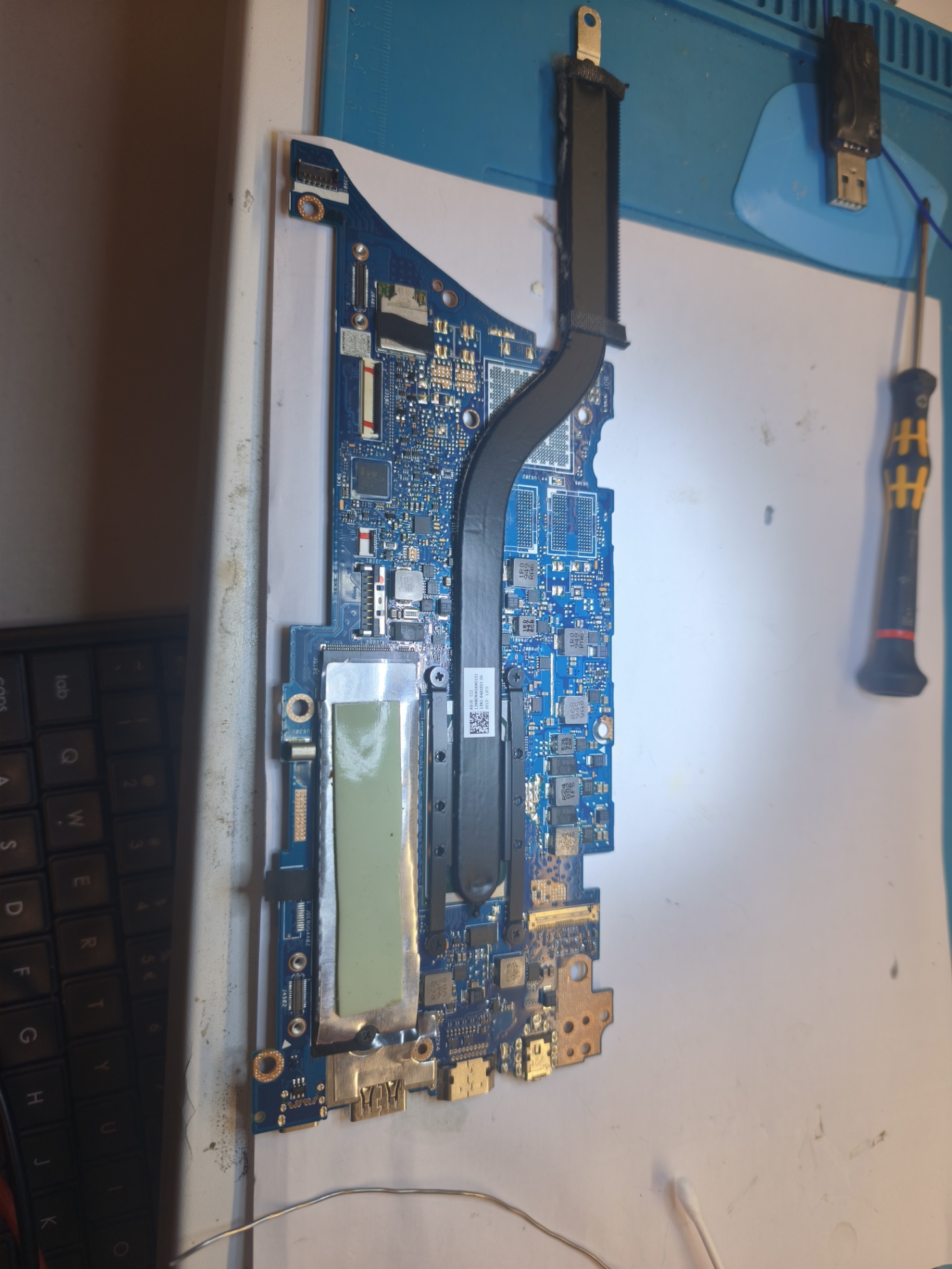 ASUS ZenBook 14 pagrindinė plokštė remonto metu