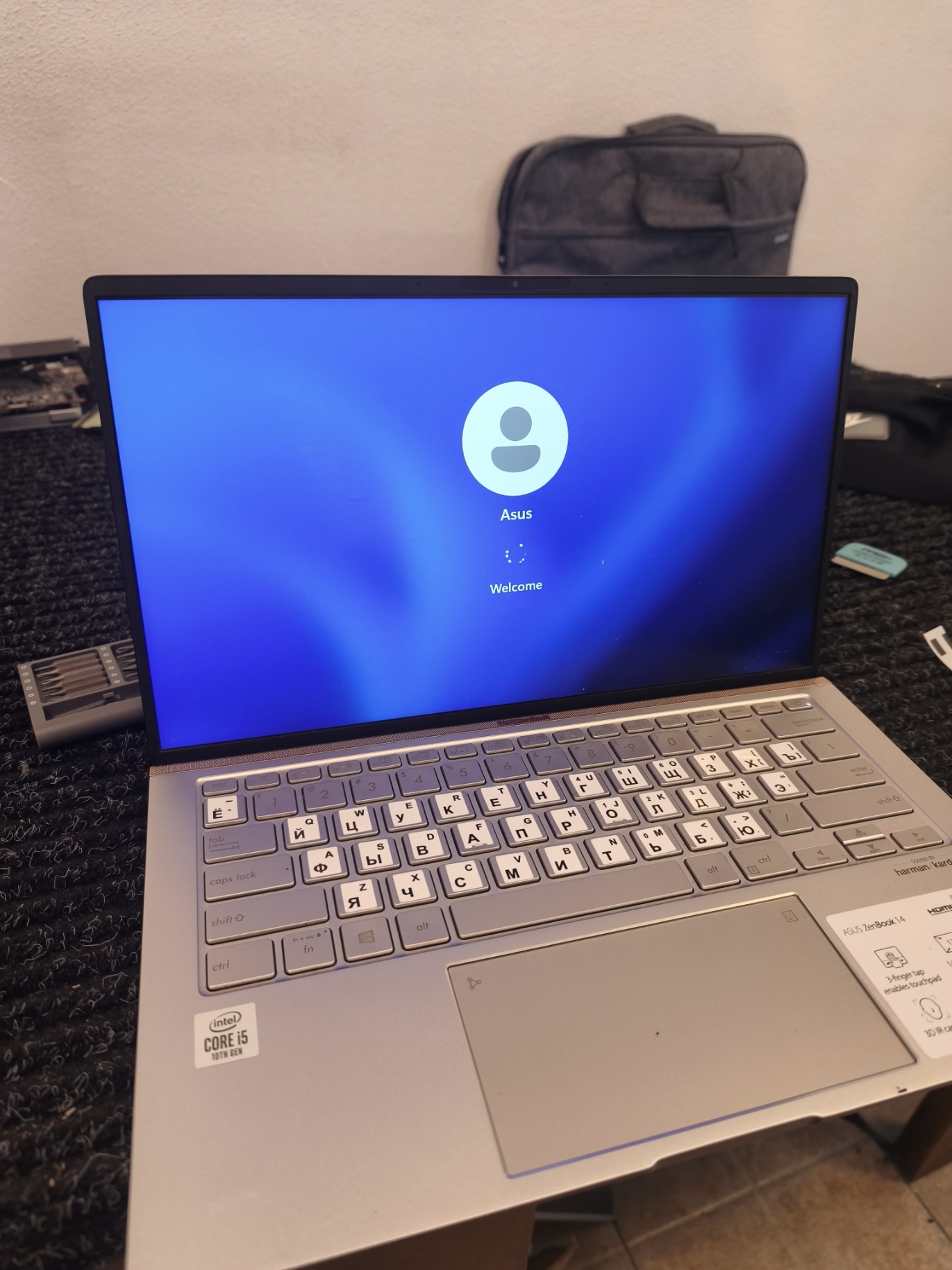 ASUS ZenBook 14 po remonto – Windows pasveikinimo ekranas