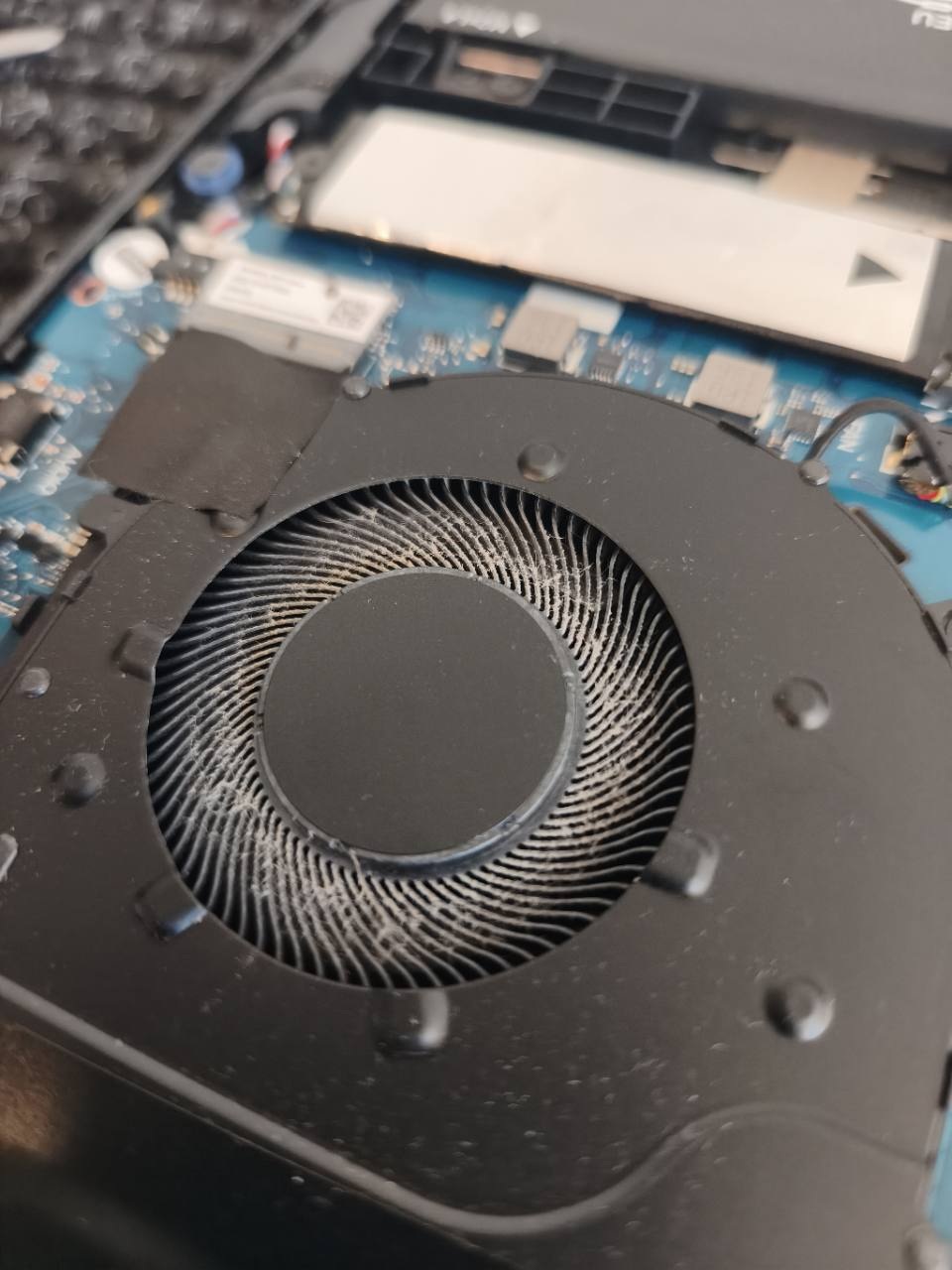 Lenovo IdeaPad 5 Pro ventiliatorius prieš priežiūrą