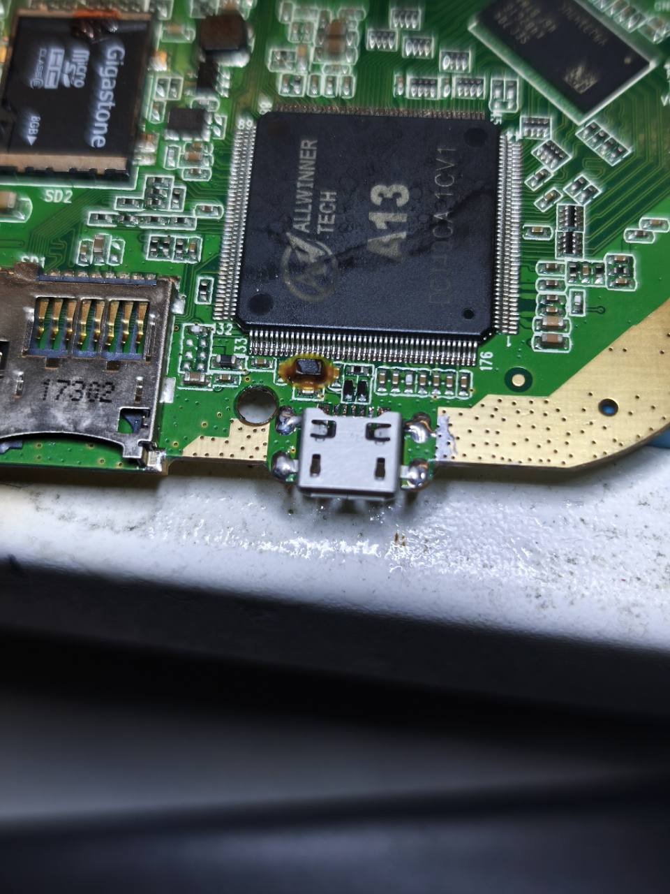 Naujas micro USB įkrovimo lizdas, įlituotas į PocketBook skaityklės plokštę