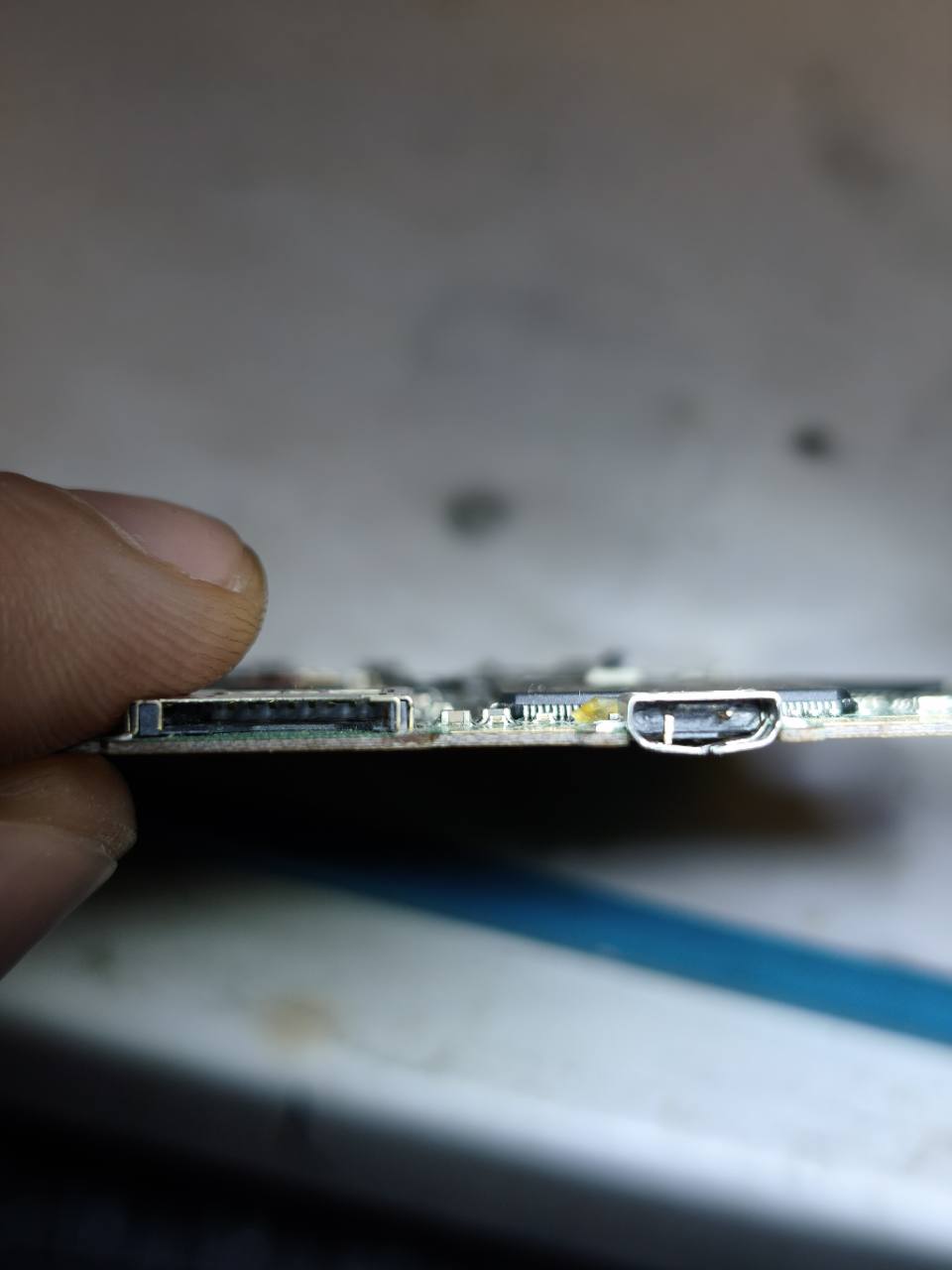 Pakeistas PocketBook micro USB lizdas – vaizdas iš plokštės šono